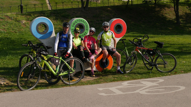 Rowerzyści Na Szlaku Rowerowym W Regionie