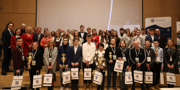 Wszyscy Uczestnicy Konkursu Z Dyplomami I Nagrodami