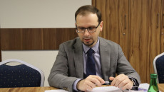 Dyrektor Tomasz Janusz referuje jeden z punktów komisji