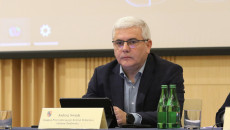 Przy mównicy siedzi radny Andrzej Swajda
