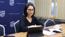 Przy stole siedzi przewodnicząca Agata Binkowska