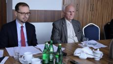 Tomasz Janusz i Stanisław Krogulec siedzą przy stole