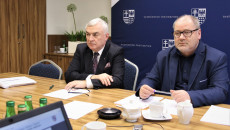 Marszałek Andrzej Bętkowski i dyrektor Tadeusz Sikora siedzą przy stole komisyjnym