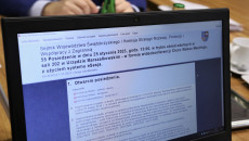 Monitor z wyświetloną uchwałą do głosowania