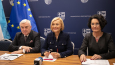 Andrzej Bętkowski, Renata Janik Podpisujący Umowy Z Beneficjentami (1)