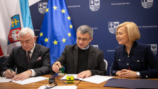 Andrzej Bętkowski, Renata Janik Podpisujący Umowy Z Beneficjentami (10)