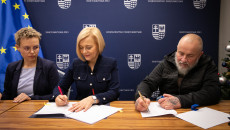 Andrzej Bętkowski, Renata Janik Podpisujący Umowy Z Beneficjentami (12)