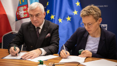 Andrzej Bętkowski, Renata Janik Podpisujący Umowy Z Beneficjentami (13)