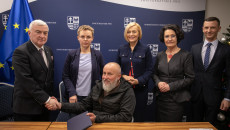Andrzej Bętkowski, Renata Janik Podpisujący Umowy Z Beneficjentami (14)