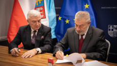 Andrzej Bętkowski, Renata Janik Podpisujący Umowy Z Beneficjentami (17)