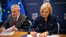 Andrzej Bętkowski, Renata Janik Podpisujący Umowy Z Beneficjentami (18)