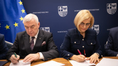 Andrzej Bętkowski, Renata Janik Podpisujący Umowy Z Beneficjentami (2)