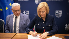 Andrzej Bętkowski, Renata Janik Podpisujący Umowy Z Beneficjentami (5)
