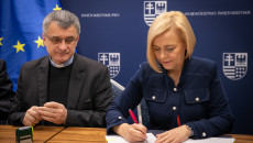Andrzej Bętkowski, Renata Janik Podpisujący Umowy Z Beneficjentami (9)