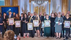 Grupa Nagrodzonych W Konkursie Osób Stoi Na Scenie Z Dyplomami W Dłoniach
