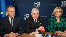 Marszałkowie siedzą z burmistrzem Zbigniewem Piątkiem przed mikrofonami