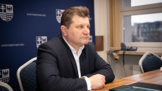 Artur Konarski przewodniczący Komisji Rolnictwa siedzi za stołem