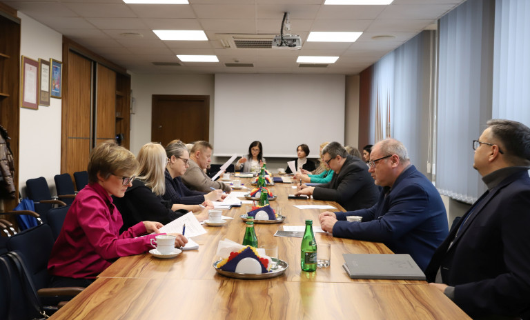 Uczestnicy Spotkania W Sali Urzędu Marszałkowskiego Siedzą Za Stołami
