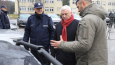 Komendant Policji Obok Marszałka Oglądającego Samochód