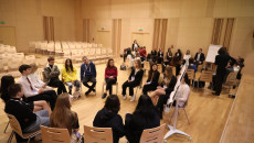 Podczas Warsztatów Młodzi Siedzą W Kole I Dyskutują