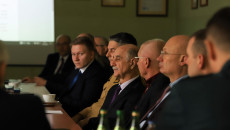 Grupa mężczyzn, członków Rady siedzi za stołem