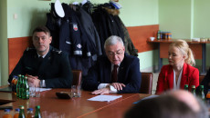 Mężczyzna w granatowym mundurze, Andrzej Bętkowski i dyrektorka WORD siedzą za stołem