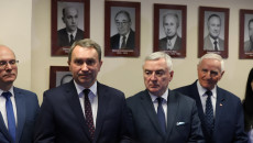 Stoją: Marek Kos, dyrektor szpitala i Andrzej Bętkowski, marszałek.