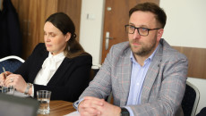 Dyrektor Picheta Oleś oraz Łukasz Skórski siedzą przy stole.