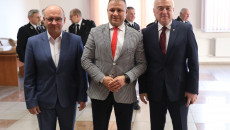 Marszałek Andrzej Bętkowski stoi obok dwóch mężczyzn