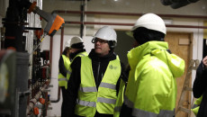 Dyrektor Jacek Sułek przygląda Się Nowym Instalacjom W Budynku
