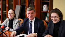 Przewodniczący Andrzej Pruś Siedzi Przy Stole Z Młodymi Radnymi