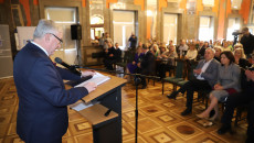 Andrzej Bętkowski przemawia na mównicy, w tle uczestnicy spotkania