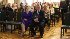Anna Krupka i Robert Janus siedzą w pierwszym rzędzie w sali WDK, obok pozostali uczestnicy spotkania