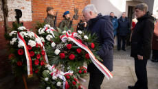 Andrzej Bętkowski Składa Kwiaty Pod ścianą Więzienia Obok Andrzej Pruś