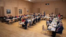 Członkowie Komitetu Siedzą Za Stołami W Sali Filharmonii