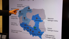 Dłoń Jednego Z Uczestników Spotkania Wskazująca Mapę Klastrów Wodorowych W Polsce