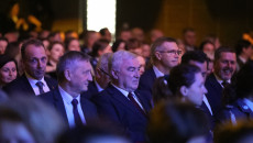Zbigniew Koniusz, Andrzej Bętkowski i Bogdan Wenta siedzą na widowni Sali Kongresowej
