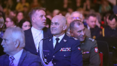 Mężczyźni ubrani w mundury siedzą na widowni Sali Kongresowej