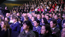 Uczestnicy spotkania siedzący na widowni