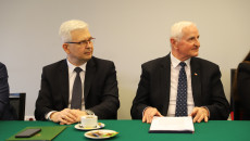 Minister Zyska I Marek Jońca Siedzą Za Stołem