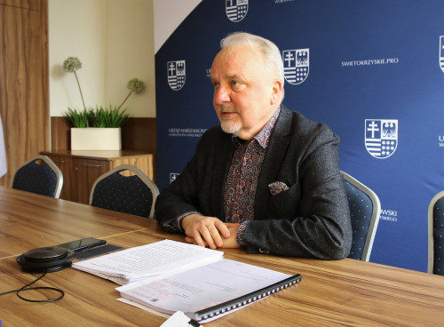 Przewodniczący Komisji Grzegorz Banaś Siedzi Przy Stole Podczas Zdalnych Obrad