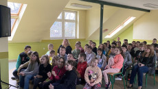 Sala W Której Siedzą Na Krzesłach Dzieci