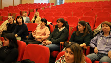 Grupa Kobiet Siedzi W Czerwonych Fotelach Na Sali Wykładowej