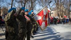 Pochylony Sztandar I Salutujący żołnierze