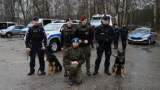 Policjanci I Policjantki 2 Osoby Z Psami