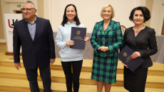 Uśmiechnięci Renata Janik, Elżbieta Korus, Dr Cygan, Kursantka Z Dyplomem
