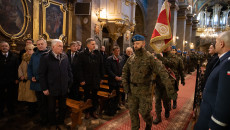 Wierni W Kościele Oglądają Maszerujących żołnierzy Ze Sztandarem