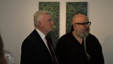 Andrzej Bętkowski I Mężczyzna Z Brodą Zaplecioną W Kucyk Oglądają Wystawę