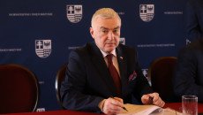 Andrzej Bętkowski Podpisuje Umowę