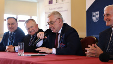 Andrzej Bętkowski Przemawia Siedząc Przy Stole